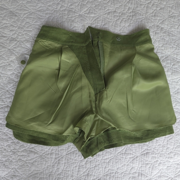 ASTR The Label Kerrigan Green Linen Pleated Asymmetrical High Rise Shorts - Picture 12 of 15